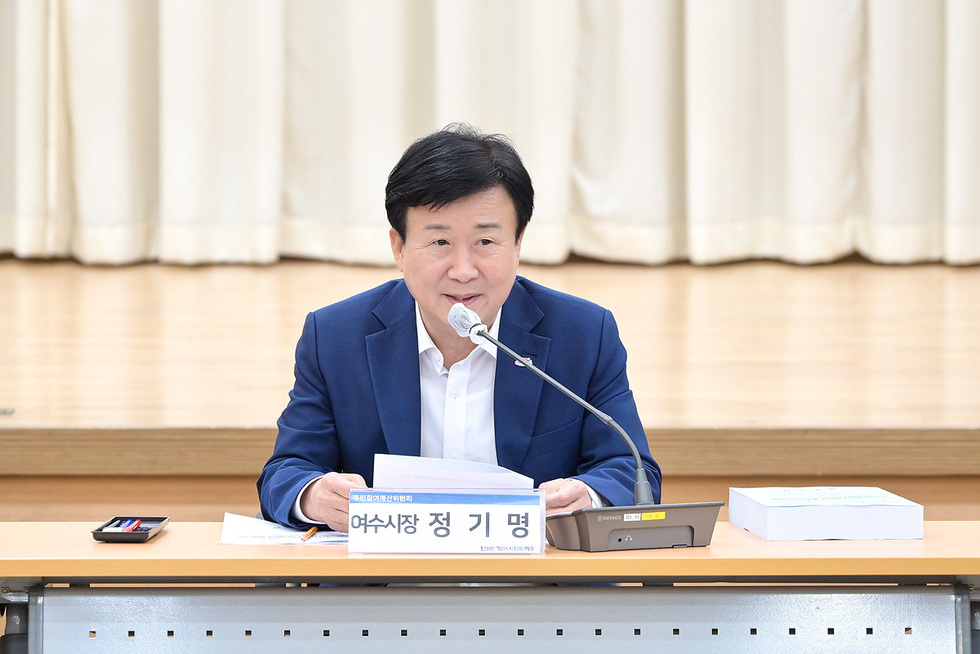 여수시장에서 정기명이 회의 중 발언하고 있는 모습이다.