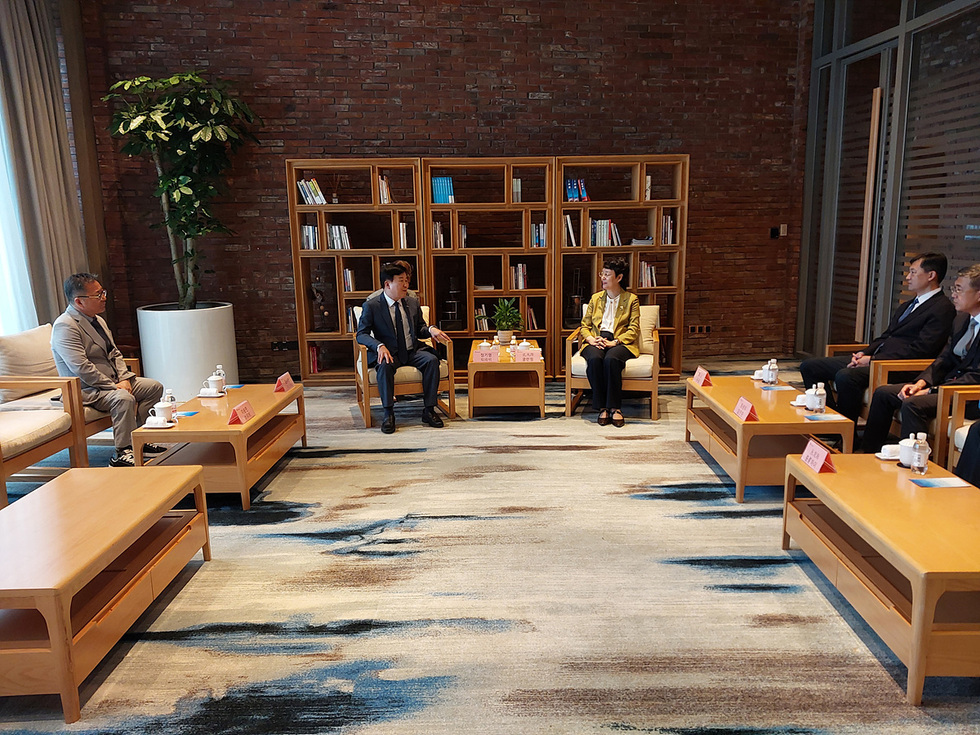 여수시장과 중국 웨이하이시장이 양 도시 대표단과 함께 앉아 섬박람회 참가 협약을 논의하는 모습