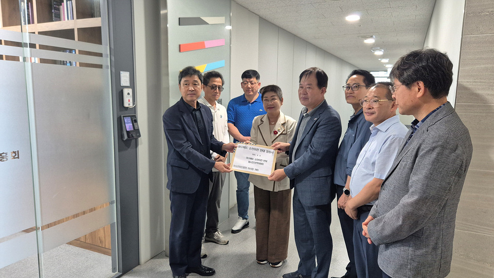 여수MBC 순천 이전 반대 범시민대책위원회 관계자들이 방송문화진흥회 사무실 앞에서 청원서를 전달하는 모습