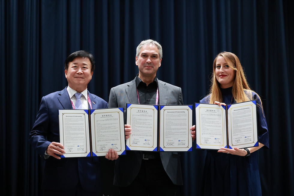 제2회 여수 국제 웹드라마 영화제 어워즈 무대에서 국내외 참가자와 관계자 수십 명이 단체 기념촬영을 하며 성황리에 행사가 마무리된 현장 모습.