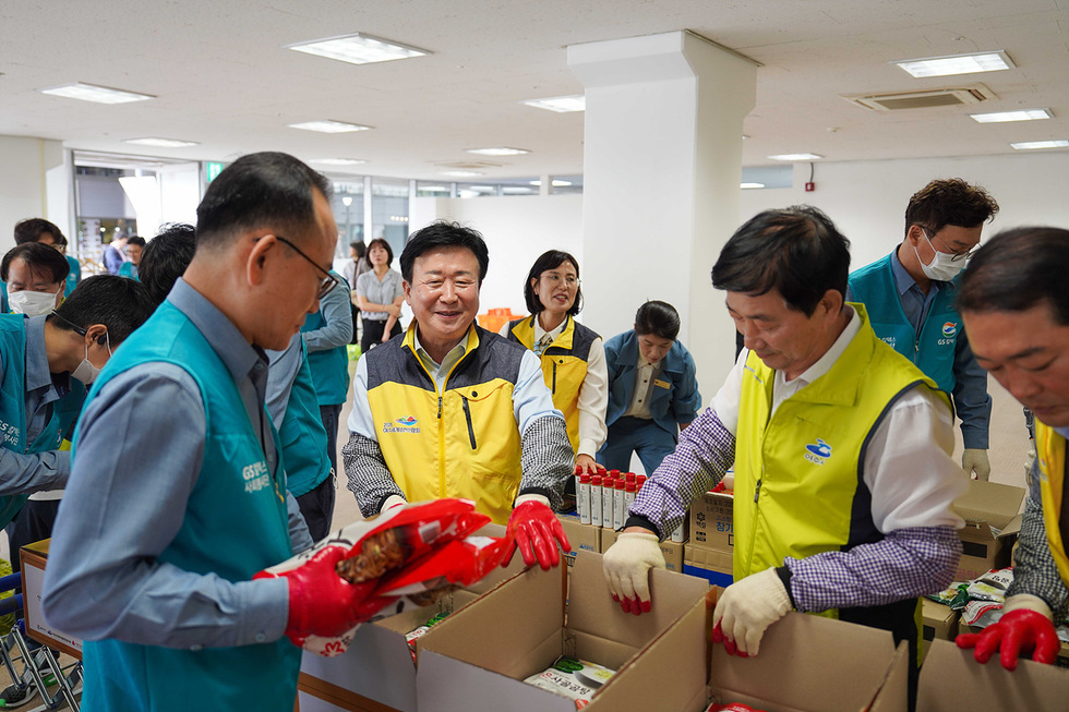 여수세계박람회장에서 GS칼텍스와 여수시 관계자들이 명절 선물 세트를 포장하는 모습
