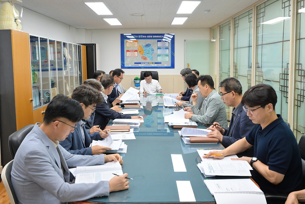 여수시에서 정기명 시장과 13개 국·소·단장, 58개 부서장이 참석한 가운데 2026년도 주요업무계획 보고회가 진행되고 있다.