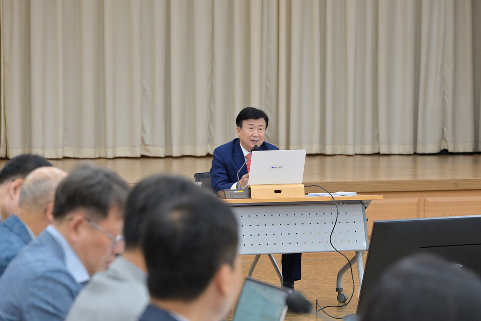 여수시장에서 추석 명절 종합대책 보고회를 진행하는 모습으로, 회의 중인 참석자들이 보인다.