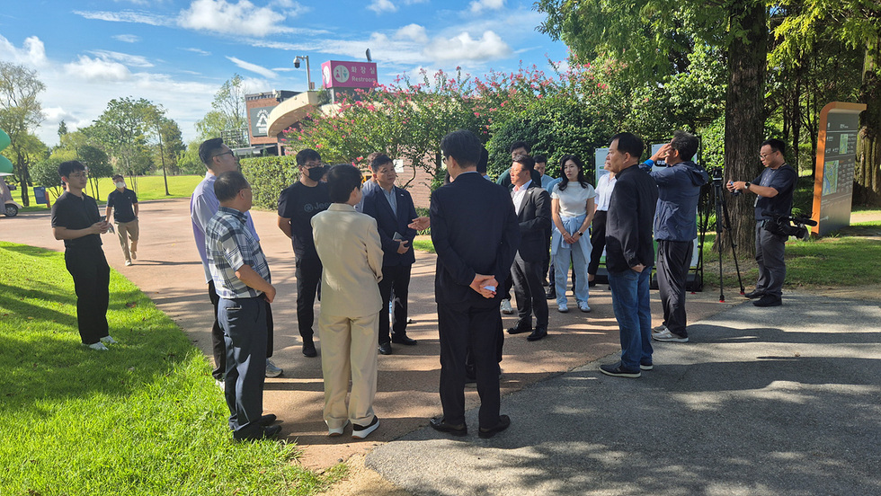 여수MBC 순천이전 반대 범시민대책위원회 관계자들이 순천시 공무원과 대화하는 장면으로, 항의서한을 전달하기 위해 모인 모습이다.