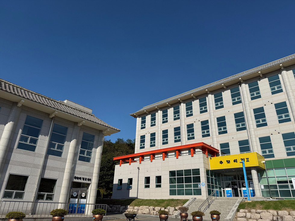 여수시 영락공원 내 추모의 집 건물 외관이 보인다. 청명한 하늘 아래 건물이 위치해 있다.