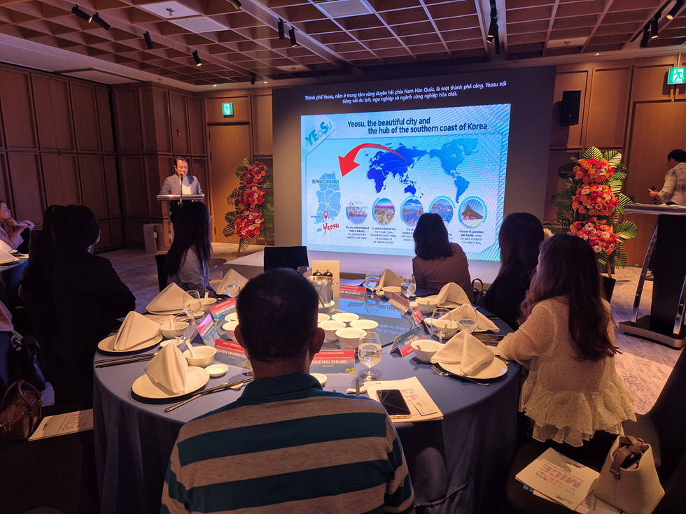 여수시가 베트남 하노이에서 여행사 및 방송국을 대상으로 2026여수세계섬박람회 홍보 설명회를 진행하는 장면