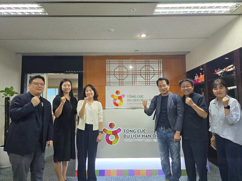 여수시 관계자들이 베트남 하노이의 한국관광공사 사무실에서 설명회를 위해 모여 포즈를 취하고 있다.