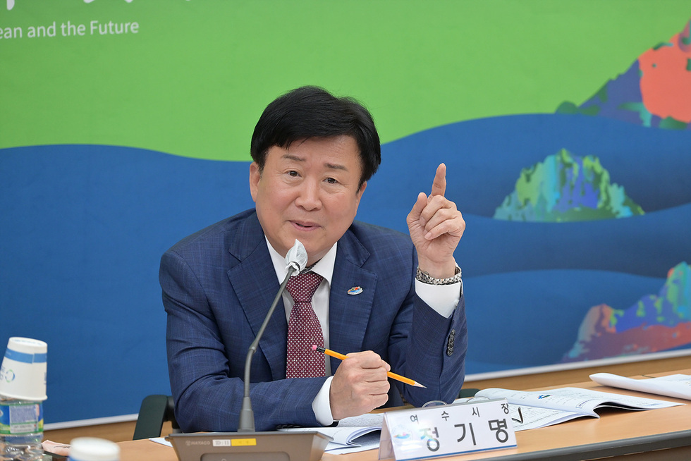 여수시청 회의실에서 정기명 시장이 협의회 출범회의에서 발언하고 있다.