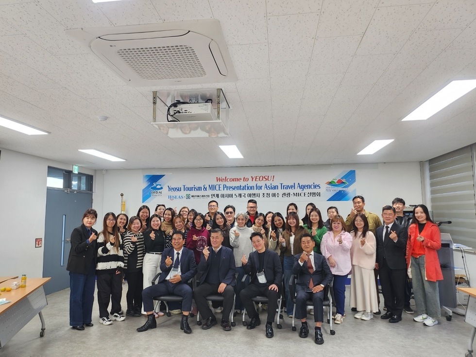 여수 관광과 MICE 유치 설명회를 위해 모인 아시아 여행사 관계자들과 여수시 관계자들이 함께 사진을 찍고 있다.