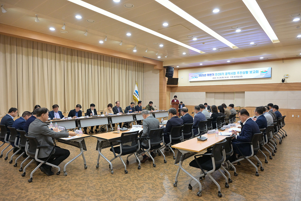 여수시청 회의실에서 정기명 시장 주재로 공약사업 추진상황 보고회가 열리고 있으며, 관계 공무원들이 참석해 논의하고 있다.