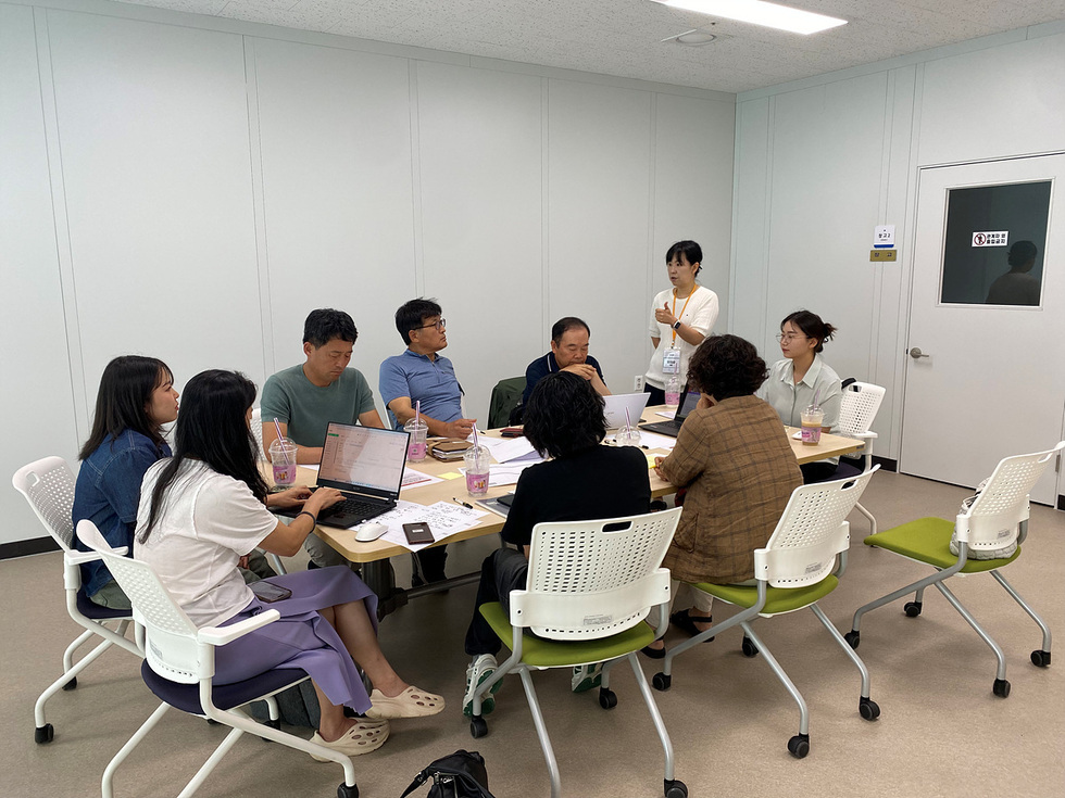 여수시에서 사회적경제기업을 위한 맞춤형 마케팅 교육이 진행되고 있는 모습으로, 여러 사람들이 회의 테이블에 앉아 교육을 받고 있다.