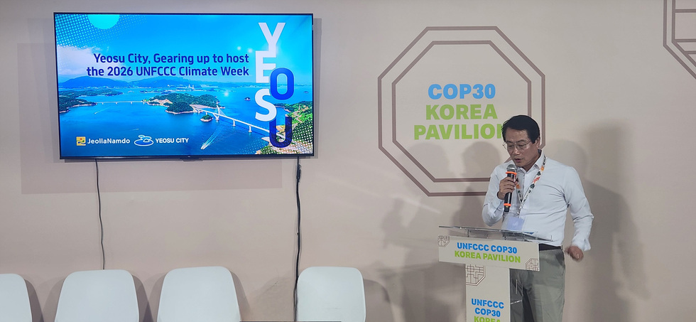 지난 18일 COP30 한국홍보관에서 열린 정책발표회에서 최정기 부시장이 발표하고 있다.