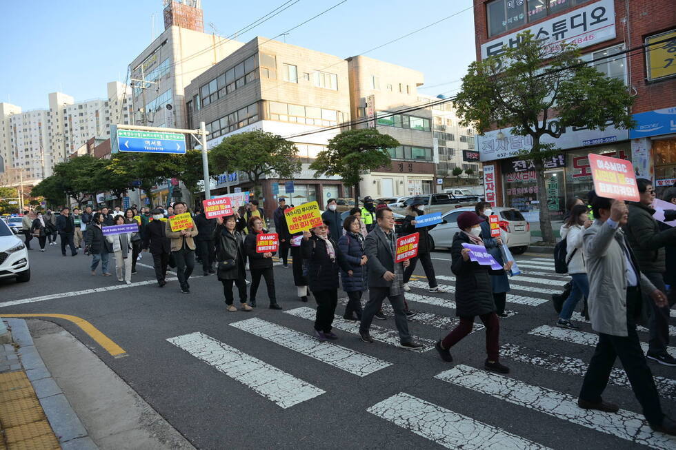 2-3 ‘여수MBC를 지키자’는 도심 속 시민들의 함성…순천이전 반대 목소리 들끓어.jpg