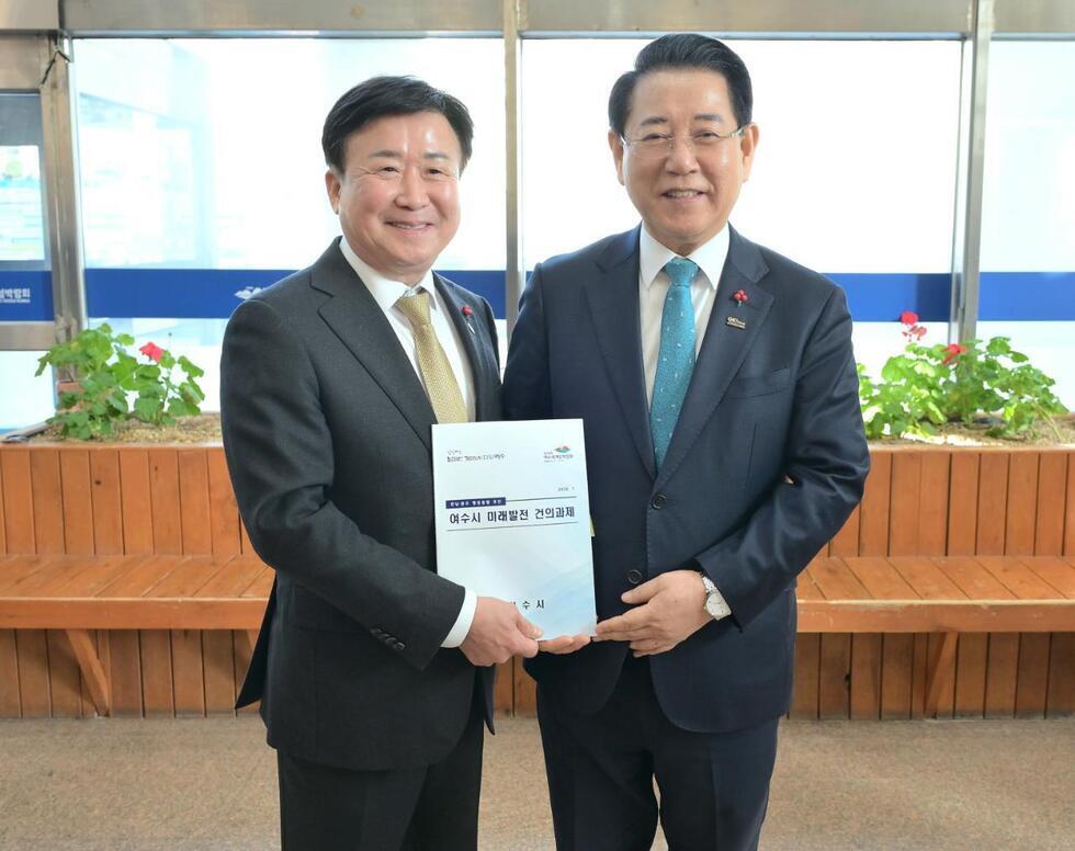 [추가 1-1] 여수시, 행정통합 공청회서 “여수시 미래발전 건의과제” 전남도지사에 전달.jpg