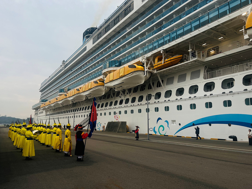 2-2 13만 톤급 대형크루즈 중국 ‘아도라매직시티’호 여수항 입항.jpg