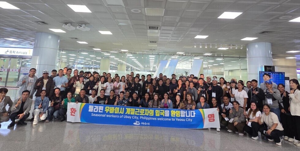 14-1 여수시, 굴 수확기 외국인 계절근로자 83명 입국.jpg