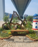 여수시, 2026여수세계섬박람회 붐 조성 ‘꽃탑 조형물’ 설치