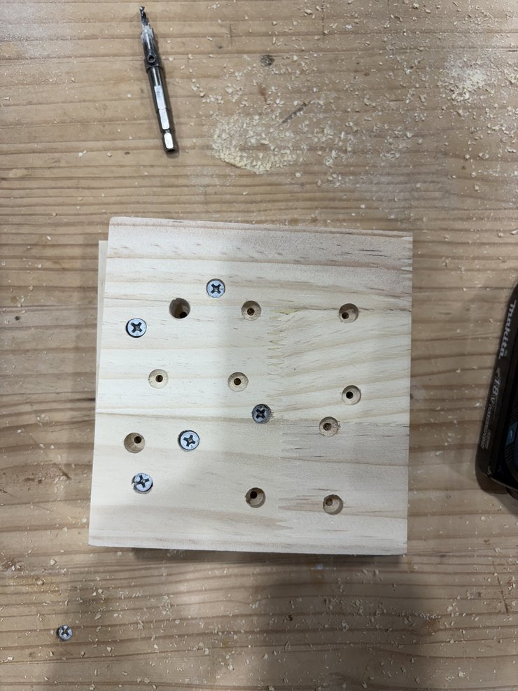 나무스톨의자를 제작하기 위해 드릴 사용법을 익혔습니다. 구멍을 뚫고 못을 박는 작업을 연습합니다.