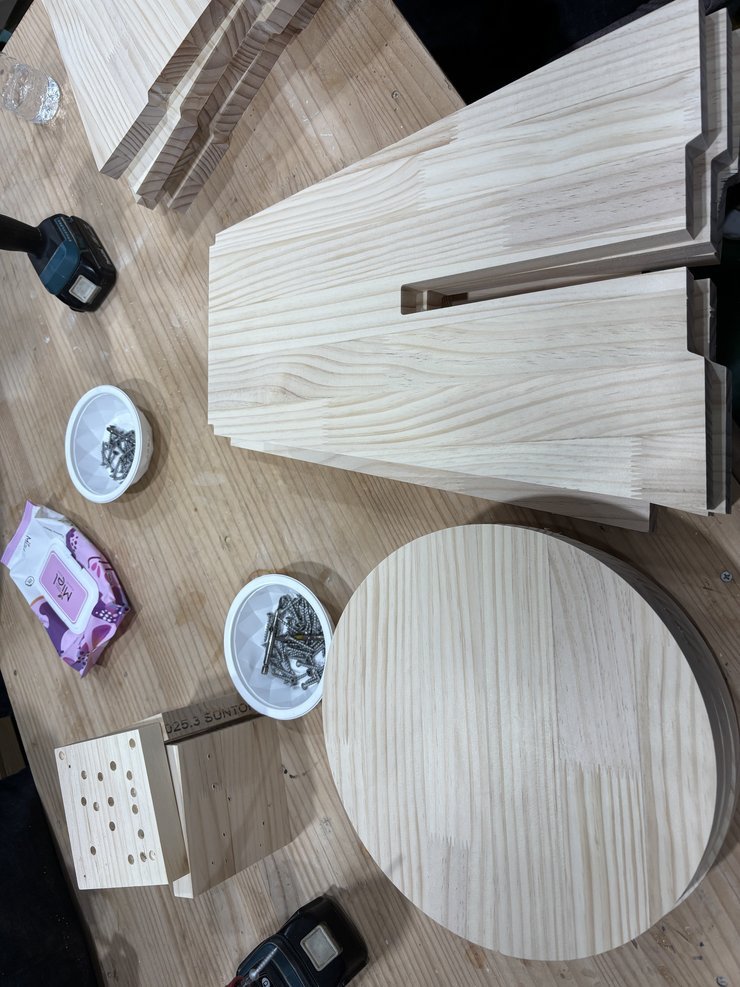 나무 의자에 사용할 목재입니다.