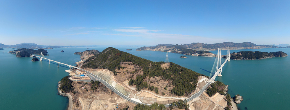 在丽水岛岛路（百里岛岛路）早发日升之丘打造的“岛岛丽水疗养中心——the 岛”已自 4 月起正式投入运营中，游客络绎不绝。