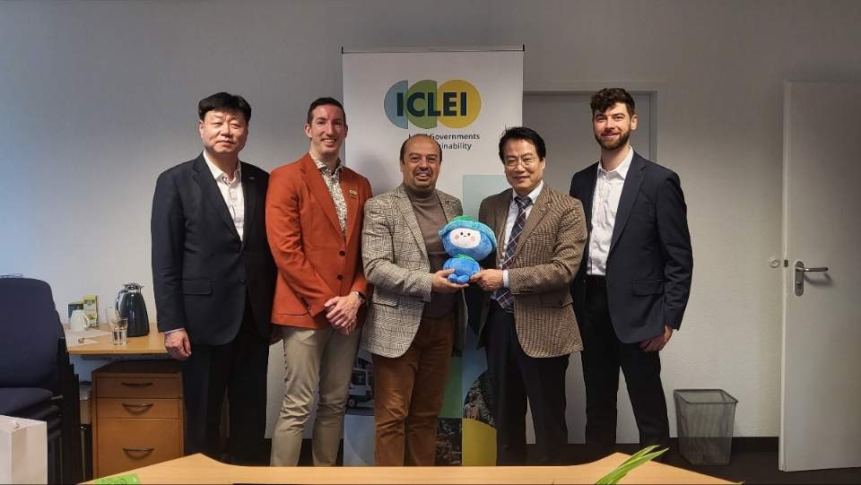 YeosuCityMayorJungGiMyoungsignsacooperationagreementwiththeICLEIWorldSecretariatonthe24thlocaltimetoensurethesuccessfulhostingofthe2026YeosuWorldIslandExpoandsecurethebidforthe33rdUNClimateChangeConferenceofthePartiesCOP33