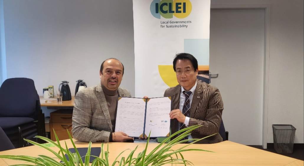 YeosuCityMayorJungGiMyoungsignsacooperationagreementwiththeICLEIWorldSecretariatonthe24thlocaltimetoensurethesuccessfulhostingofthe2026YeosuWorldIslandExpoandsecurethebidforthe33rdUNClimateChangeConferenceofthePartiesCOP33