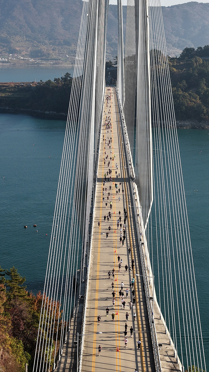 2 Yeosu Eleven Bridge Marathon Successfully Held for First Time… Potential for Growth into International Event Confirmed.jpg
