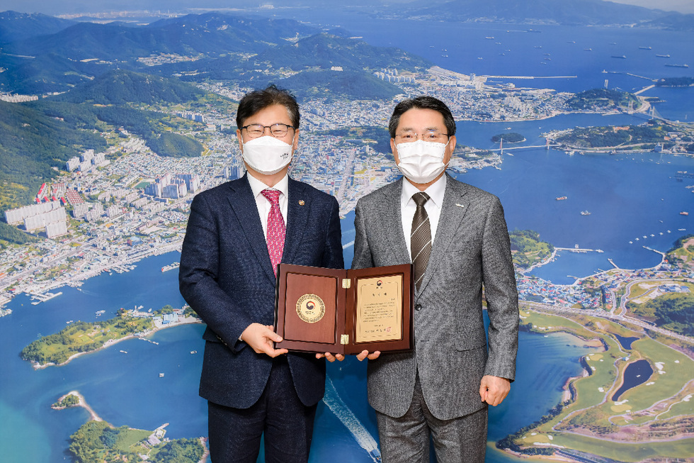 Kang Sung Kook, Vice-Minister of Ministry of Justice, Delivers Appreciation Plaque to Yeosu City for Embracing Afghans