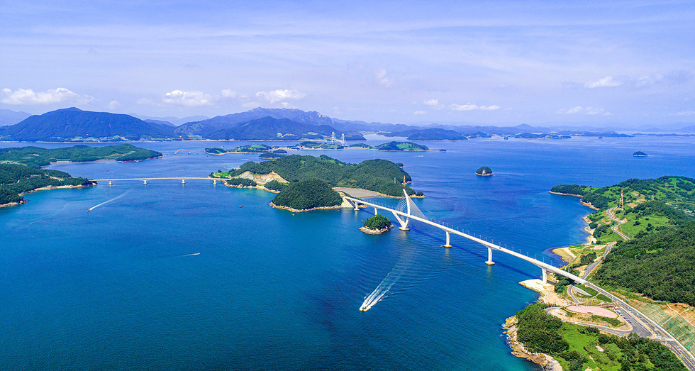 ▲ The City of Yeosu is working hard to lay the foundation to become a ‘sustainable marine tourism resort city’ through the development of new tourism content and the creation of a smart tourism city.