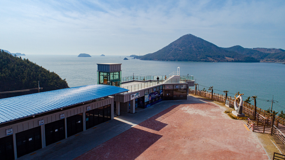  'Yeosu's Island-to-Island Healing Center the Seom' established on 'Sunrise Hill of Jobaldo Island on the Yeosu Seom-Seom Gil' (Yeosu Bridges from Islands to Islands) has been in operation since April, attracting many tourists.