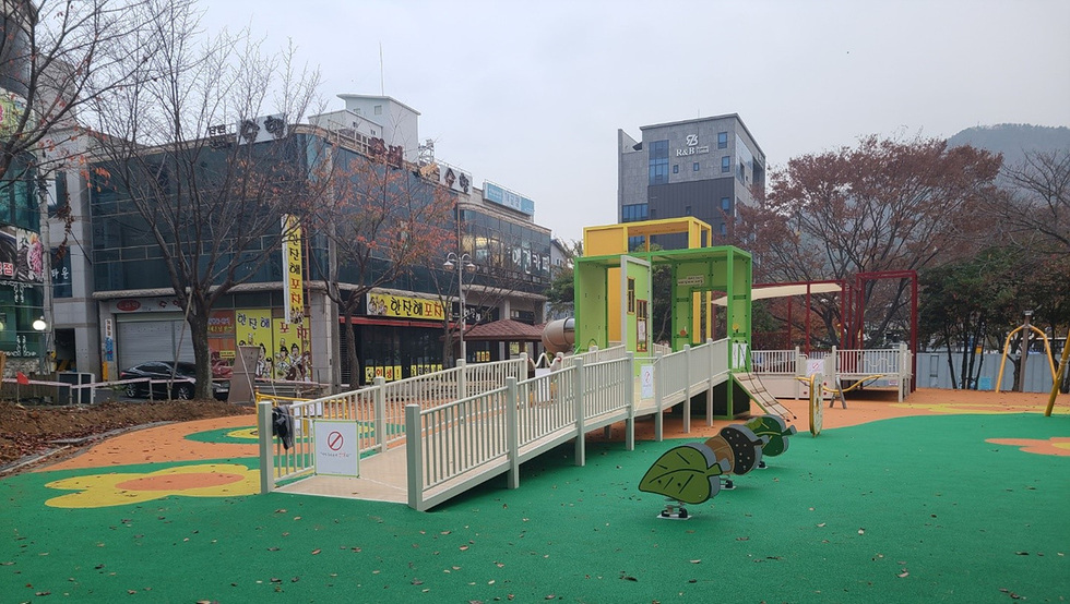 The 'Second Ainarae Playground' opens in Yeomun Park
