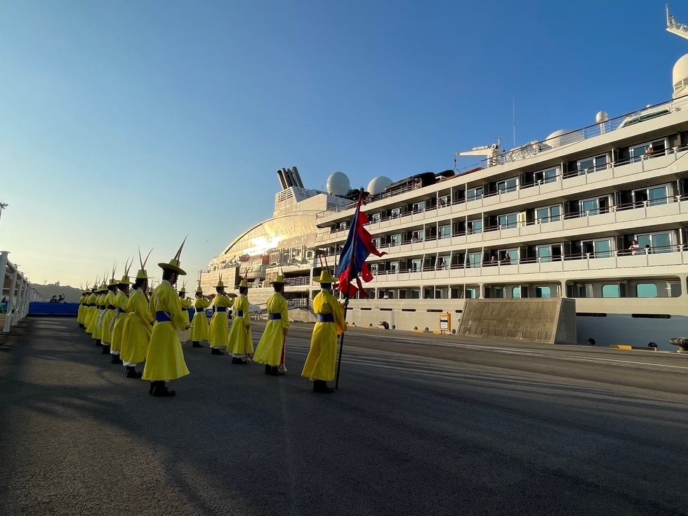 400 or so Tourists from Europe and America Arrive to Yeosu on an International Cruise Ship