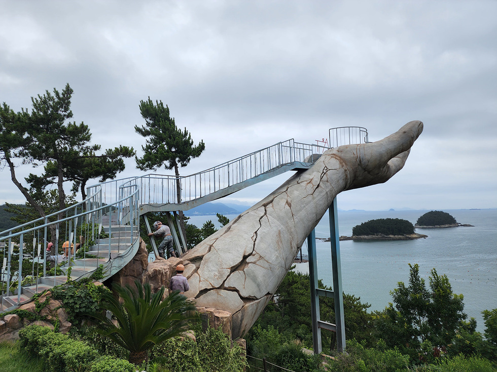 HandofMidasSculptureinYeosuArtLand