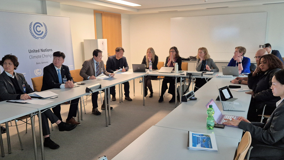 AYeosuCitydelegationledbyViceMayorChoiJeongGivisitedtheUNFCCCSecretariatinBonnGermanyonthe28thlocaltimeTheretheyengagedinindepthdiscussionswithofficialsonwaystocooperateforthebidtohostthe33rdUNClimateChangeConferenceofthePartiesCOP33amongothertopics