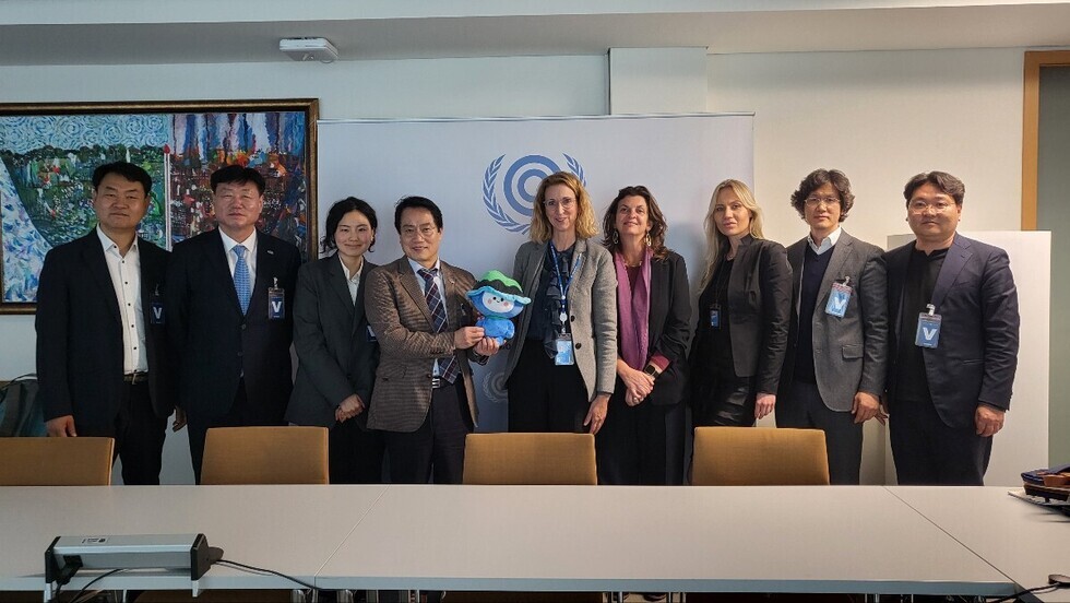 AYeosuCitydelegationledbyViceMayorChoiJeongGivisitedtheUNFCCCSecretariatinBonnGermanyonthe28thlocaltimeTheretheyengagedinindepthdiscussionswithofficialsonwaystocooperateforthebidtohostthe33rdUNClimateChangeConferenceofthePartiesCOP33amongothertopics