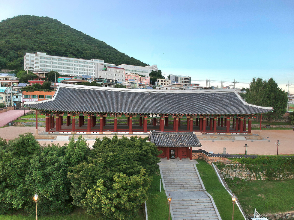 Yeosu City Completes 10-Year Restoration of Jinnamgwan Hall; Completion Ceremony Held on the 21st.jpg