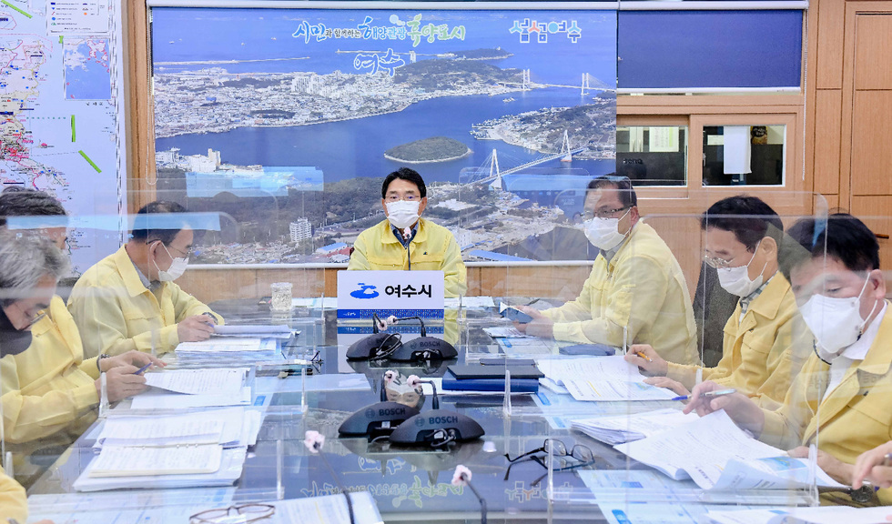 韩国丽水市权五俸市长在11月1日实施的阶段性恢复日常方案生效前，于29日在灾难状况室举行的月度工作汇报会议中，提出了几个让市民更安全、更美好地恢复日常生活的注意事项。