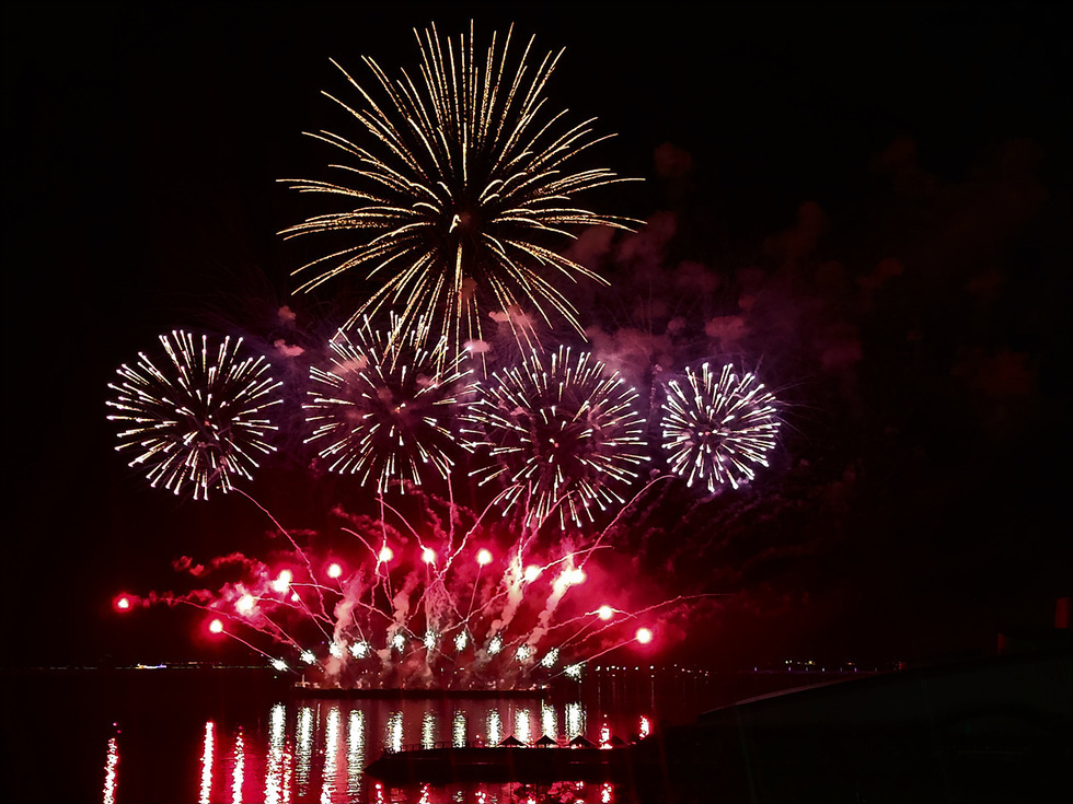 秋の夜を彩る「2024麗水夜の海花火大会」…多くの人出で盛況